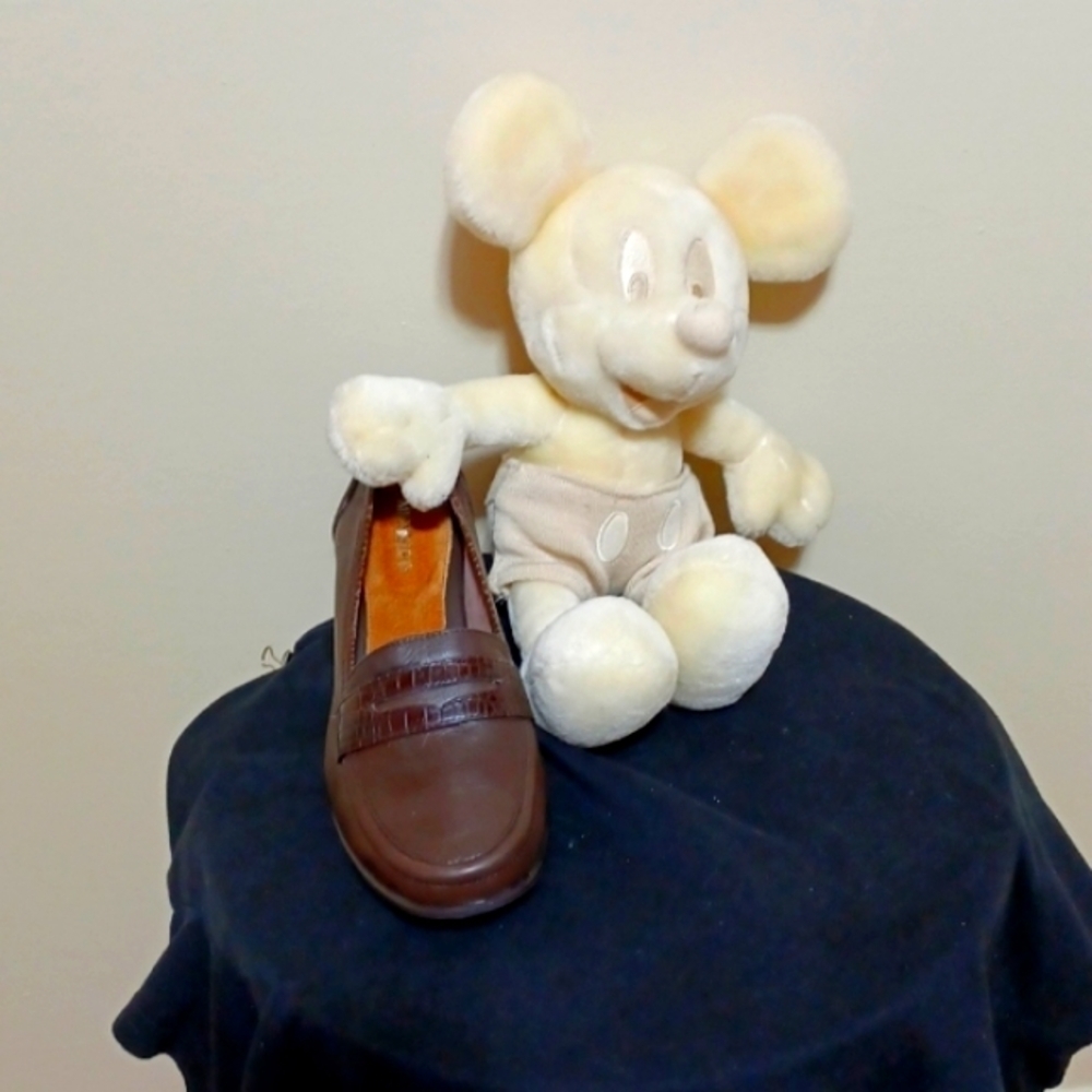 MICHELLE D Women's shoes size 9.5 in  beautiful brown Penny loafer style